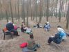 Grupa siedzi w lesie